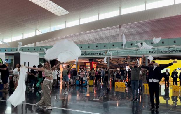 La campaña “Siente el ritmo” de Aena tiene como objetivo fundamental la mejora de la experiencia de los pasajeros en su tránsito por las instalaciones aeroportuarias.