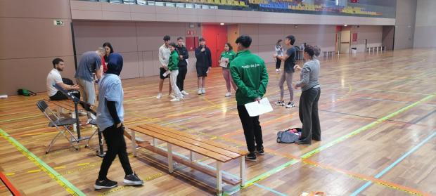 Alumnos jugando a boccia