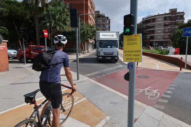 Tramo que atraviesa la rotonda con la av. Bertran i Güell y su regulación con dos semáforos, que se habilitan únicamente cuando los ciclistas solicitan el paso mediante pulsador.