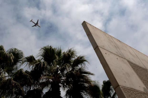 Castelldefels pone pegas a la ampliación del Aeropuerto de El Prat y pide sanciones