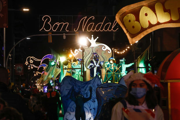 Los Reyes Magos regresan a LH con un desfile por las calles con caramelos, espectáculos y cuentos para los más pequeños