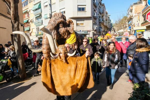 El pasacalle de los mamuts en Viladecans