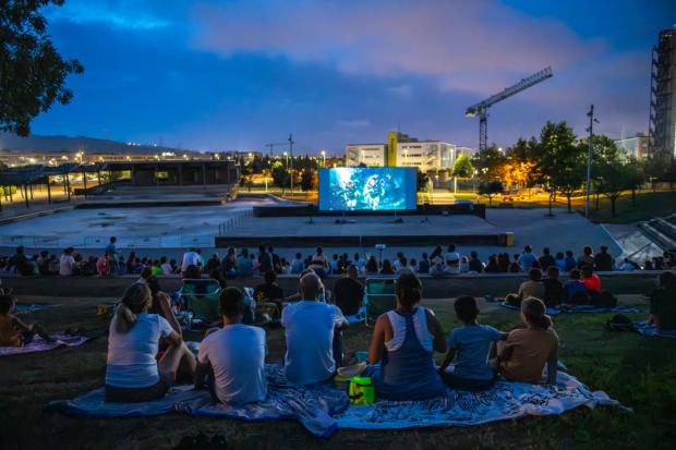 El cine al aire libre se puede disfrutar todos los viernes de julio y el primero de agosto a las diez de la noche.