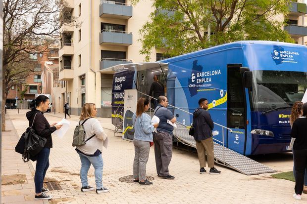El autobús de la Ruta Barcelona Emplea, en una de sus paradas