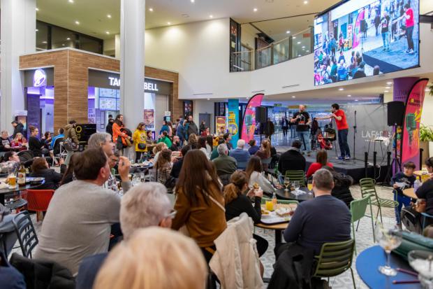 Estas  'Comedy Nights' se presentarán de forma gratuita todos los viernes a las 21:00 horas en la segunda planta del centro comercial, en la zona del Street Food Market Elehache.