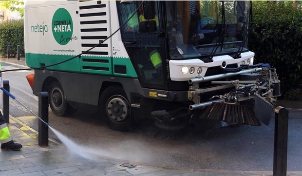 Cornellà reforça la desinfecció dels carrers amb l'augment de l'activitat econòmic