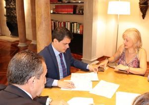 Pilar Díaz, alcaldesa de Esplugues, junto a Marc Castells, presidente de la Diputación, en el momento de la firma del crédito.