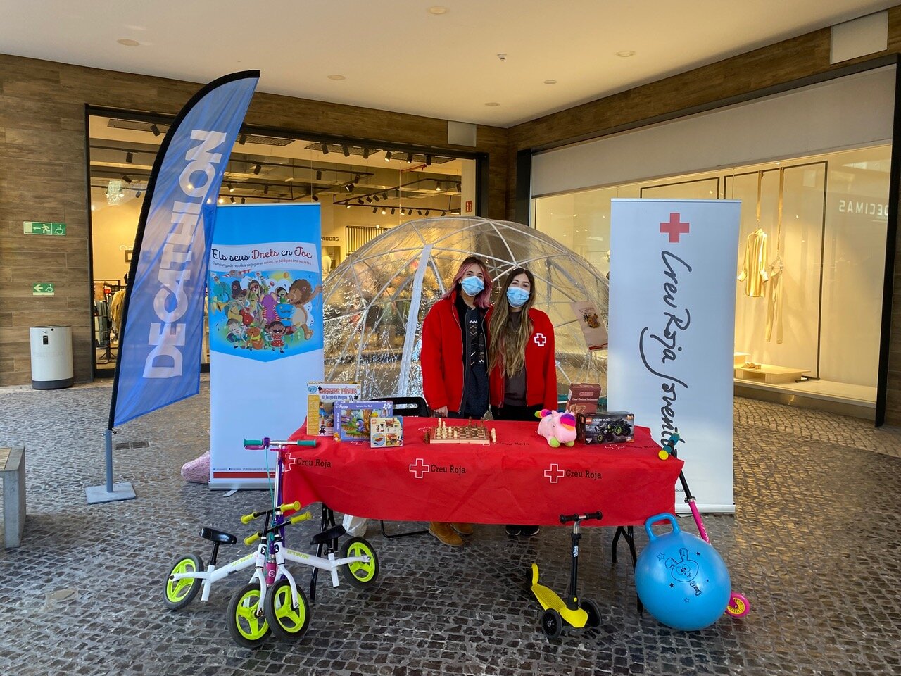 El centro comercial Finestrelles es el nuevo punto de recogida de juguetes de Cruz Roja Juventud
