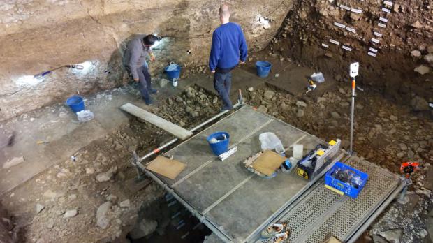 Excavación de la capa 13 justo en el momento en el que empieza a aparecer la capa 14 del yacimiento de Can Sadurní, en Begues.