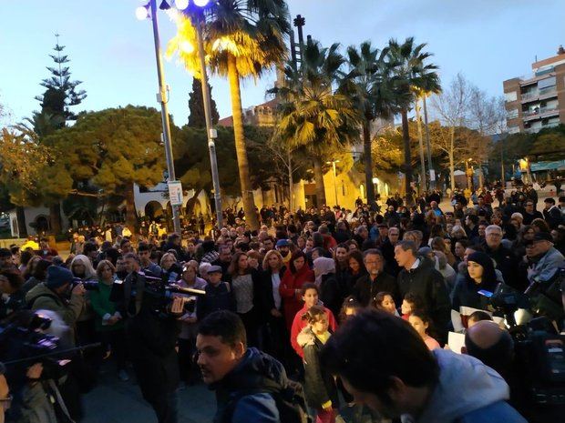 Un momento de la concentración de ayer en Castelldefels de rechazo al ataque a Cal Ganxo.