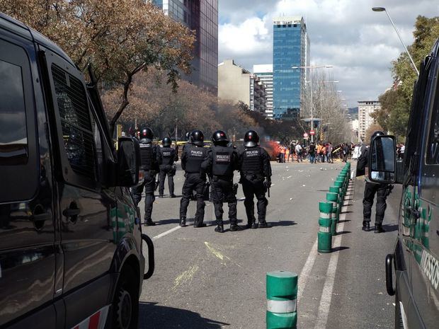 Grupos antifascistas se manifestaron en las calles de Barcelona contra el acto de Vox del sábado.