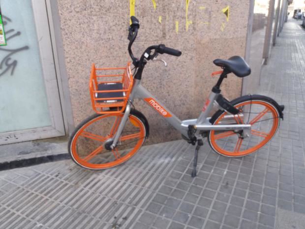 Las quejas por el incivismo de algunos usuarios de Mobike han crecido en los últimos meses en L'Hospitalet.