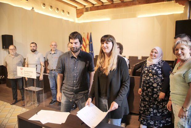 Firma del acuerdo entre ERC -Oriol Bossa, a la izquierda- y comunes -Lídia Muñoz, a la derecha-.