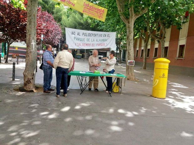 Los vecinos recogieron firmas en contra de la ubicación propuesta para el polideportivo que presentaron hace pocas semanas ante el consistorio.