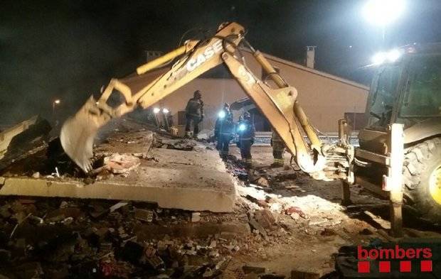 Bombers descarta que haya víctimas mortales entre los escombros de la casa de Collbató