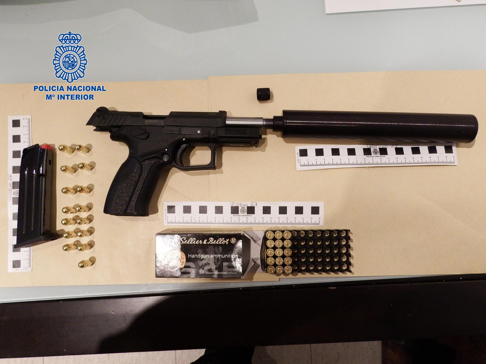 Detienen a un narcotraficante en Castelldefels con cinco kilos de cocaína y armas