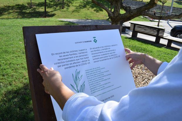 El Ayuntamiento de Viladecans denunciará el robo y vandalismo de la placa de las víctimas de la COVID-19