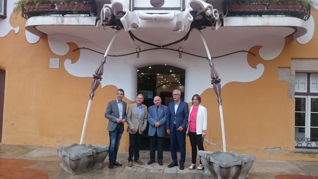 El hijo de Jujol, en el centro, junto a los alcaldes de Sant Joan Despí (a su derecha) y de Tarragona (a su izquierda). 