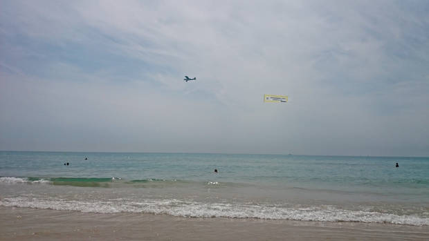 Una avioneta amb un cartell on es pot llegir 'Referèndum 1 d'Octubre' i un gran 'Sí' ha sobrevolat la costa catalana durant l'estiu