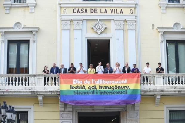 L'Hospitalet desplega una bandera gigante en el Día del Orgullo LGTB. PSC, ICV-EUiA-Pirates, ERC, CiU y CUP han leído un manifiesto contra las declaraciones de Ballester