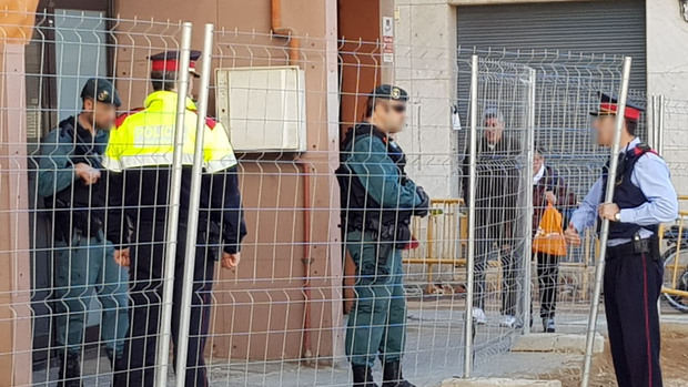 Detención de Tamara Carrasco en la Plaza de las Palmeras de Viladecans.