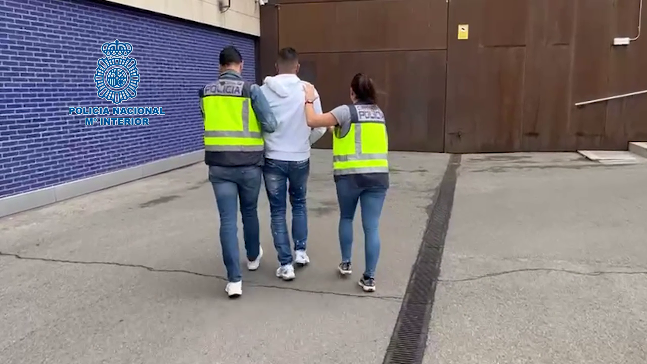 Miembros de la Policía Nacional acompañan al detenido a dependencias policiales (FOTO: Policía Nacional)