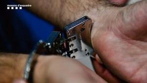 Los Mossos d’Esquadra detienen a un hombre por cinco robos en viviendas de Sant Just Desvern
