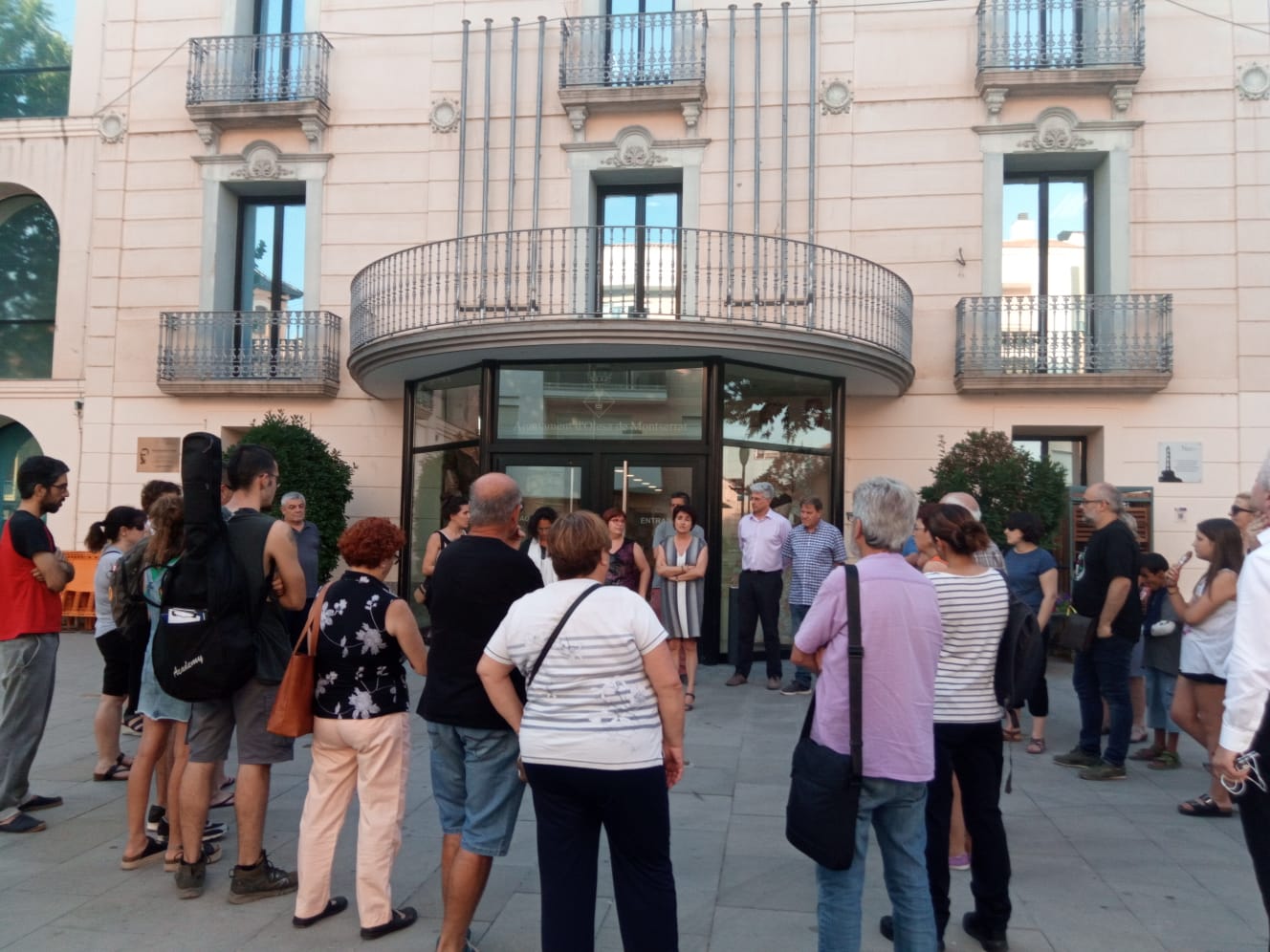 Miles de ciudadanos se concentran en la comarca para rechazar la presunta violación múltiple de Molins