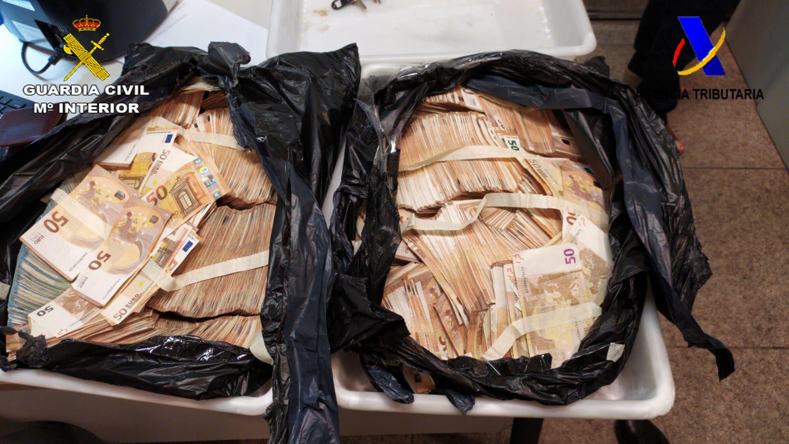 Intervienen más de medio millón de euros a un ciudadano chino en el aeropuerto