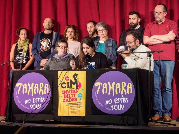 Carrasco, en el centro de la imagen, junto con su abogado defensor, Benet Salellas (a su izquierda), durante un acto en protesta por su situación de confinamiento en Viladecans.