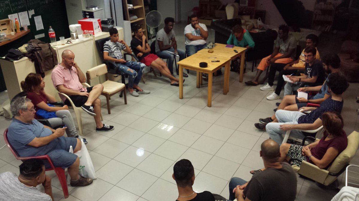 Los Mossos desalojan el Ateneu La Púa de L'Hospitalet, epicentro del encierro de inmigrantes