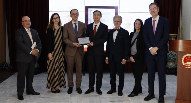 Hu Aimin, Cónsul General de China, entrega el diploma de héroe al doctor Eduard Quintana (junto a él, su esposa, la cardióloga Anna Sabaté)