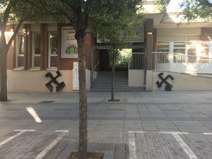 Pintan esvásticas en el Ateneu Popular y una guardería de Esplugues