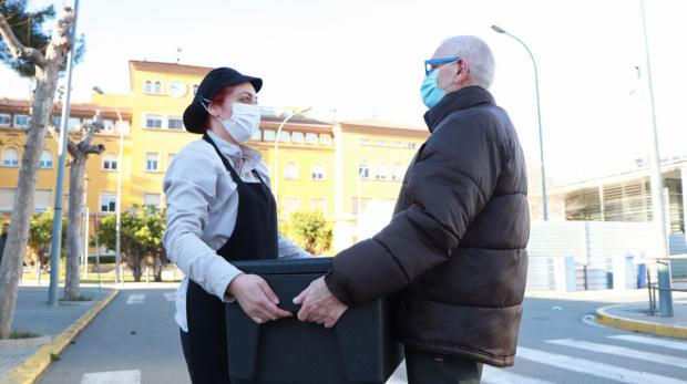 Cáritas reaprovecha la comida sobrante del Hospital de Viladecans tras un acuerdo de colaboración