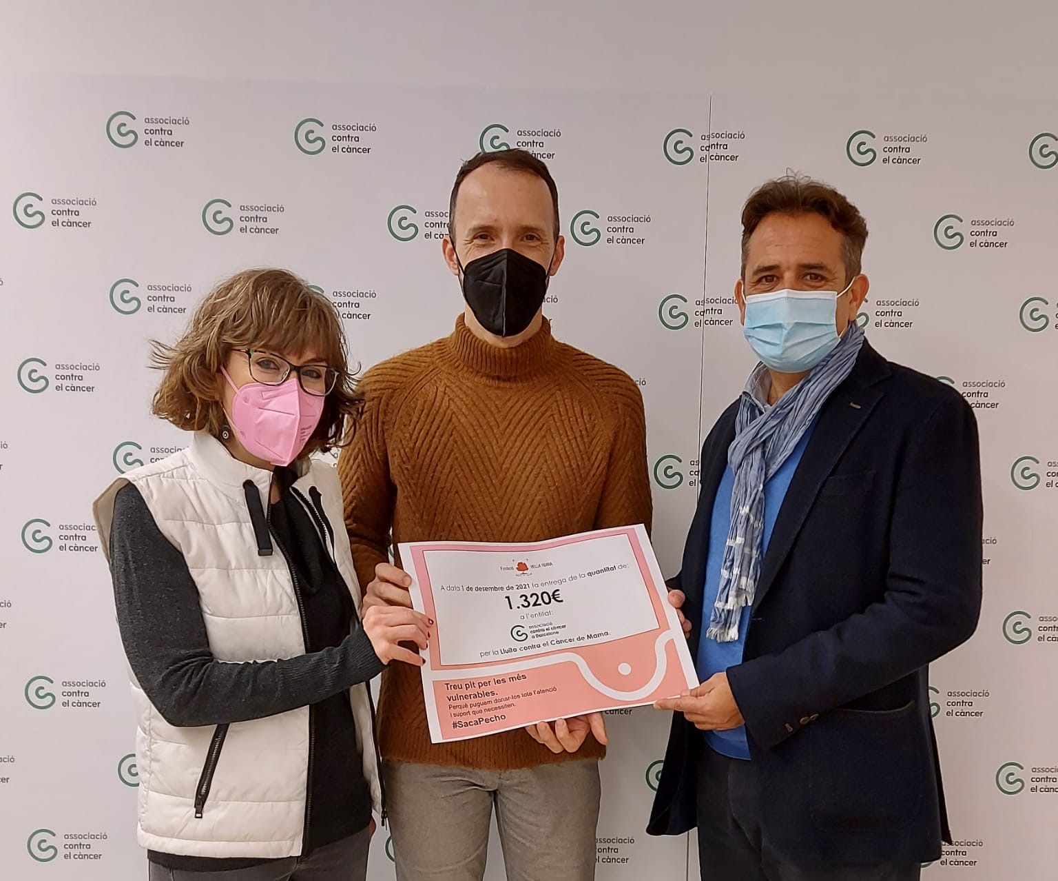 Fundació Vella Terra entrega a la Asociación contra el cáncer de Barcelona la recaudación de la campaña 'Saca pecho'