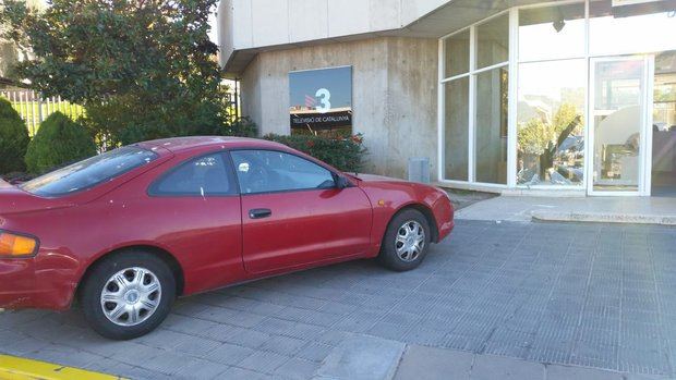 Momentos después de empotrar el coche contra la entrada.