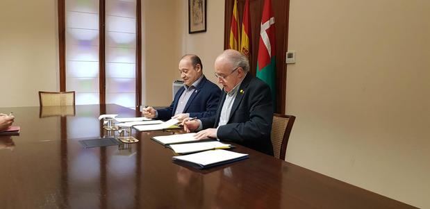Ruiz y Bargalló en el momento de la firma del convenio de colaboración.