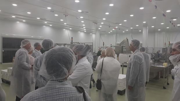 Trabajadores de Grupo Tiens durante la visita guiada a la fábrica de Eladiet