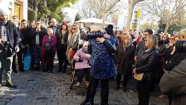 Concentración de ayer por la mañana ante el Ayuntamiento, tras conocerse los hechos.