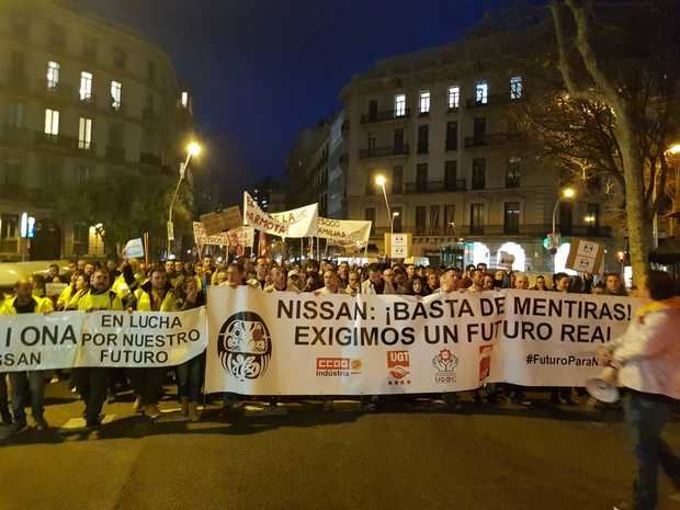 Los manifestantes exigen garantías para mantener sus puestos de trabajo.