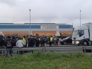 Más de mil trabajadores de Nissan cortan la Ronda Litoral