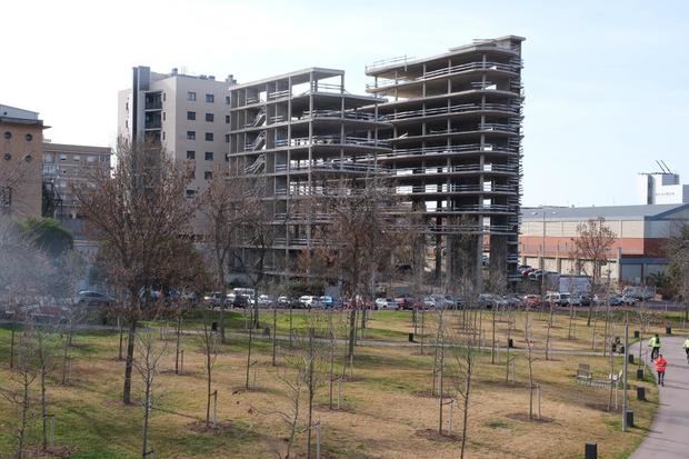 Los 'esqueletos' de los edificios expropiados entre la calle Fontsanta y la avenida de Barcelona.