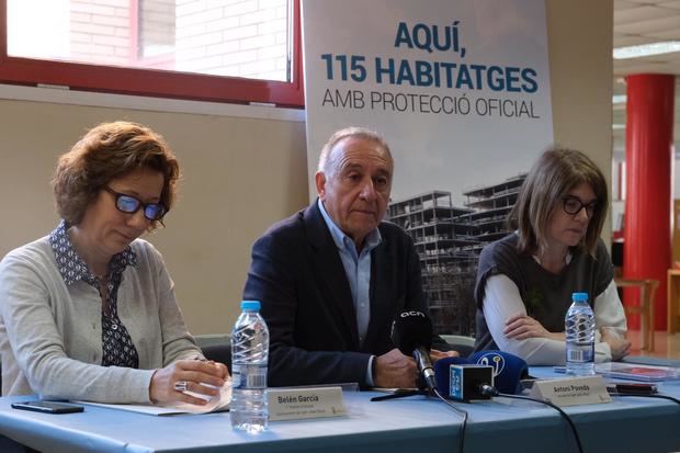 Rueda de prensa para explicar el trámite con el alcalde de la ciudad, Antoni Poveda -en el centro-.