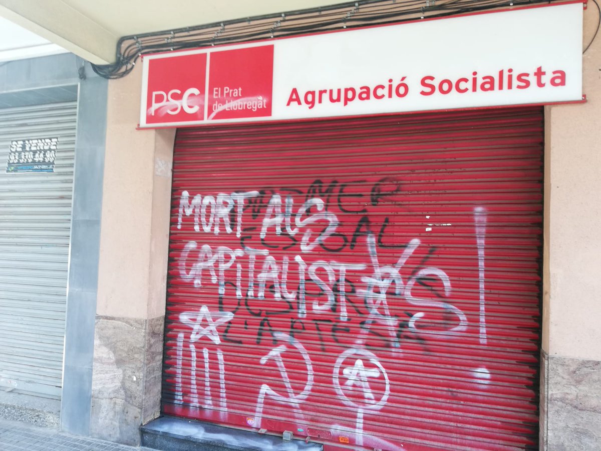 Trece sedes del PSC amanecen con pintadas amenazantes de Arran