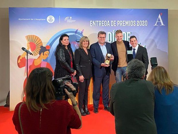 Pallejà (en el centro), recibe el premio de la FECEALH