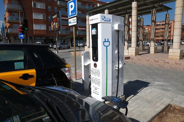 Cornellà cuenta con el primer punto de carga ultrarrápida para vehículos eléctricos