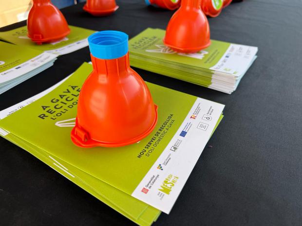 Los embudos que distribuirá gratuitamente el Ayuntamiento de Gavà para la recogida de aceites domésticos (FOTO: Aj. de Gavà)
