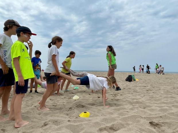 La playa de Castelldefels, una gran pista de juego para niños de Primaria de toda la comarca