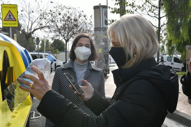 Esplugues premiará el reciclaje de latas y botellas de plástico en los contenedores amarillos