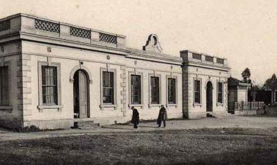 El histórico edificio de la estación de tren de Sant Feliu a consulta de los ciudadanos